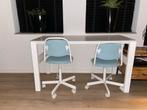 Witte tafel met 2 blauwe bureaustoelen, Huis en Inrichting, Stoelen, Twee, Blauw, Ophalen of Verzenden, Zo goed als nieuw