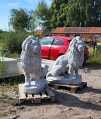 Set grote betonnen leeuwen