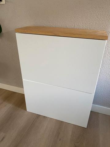 2 ikea kastjes Besta met eikenhouten plank