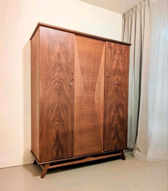 Vintage Design Houten Kledingkast met Schuine Poten jaren 60, Huis en Inrichting, Kasten | Kledingkasten, Ophalen