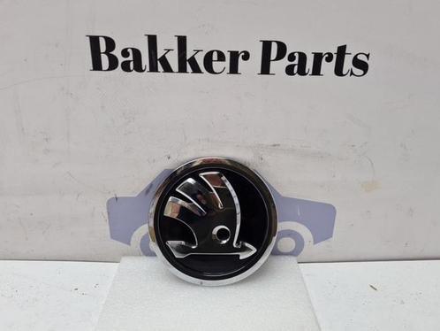 Embleem van een Skoda Enyaq IV, Auto-onderdelen, Carrosserie en Plaatwerk, Skoda, Gebruikt, 3 maanden garantie