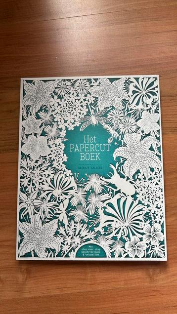 Het papercut boek geertje aalders beschikbaar voor biedingen