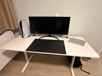 In hoogte electrisch verstelbaar zit/sta bureau. 160x70 beschikbaar voor biedingen