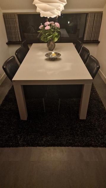 Hoogglans witte eettafel met 6 leren stoelen - 210x110cm