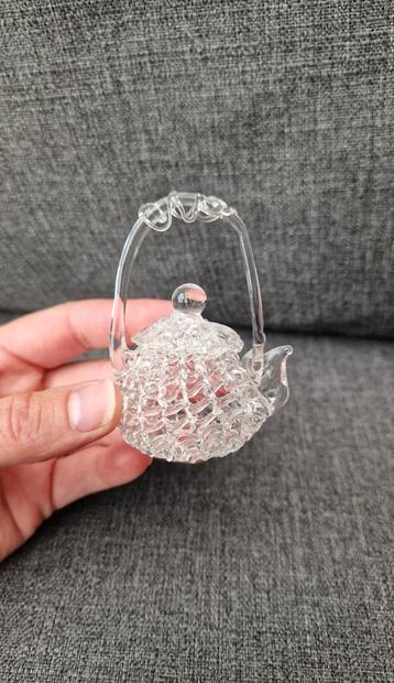 Glas beeldje theekan beschikbaar voor biedingen