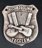 schildvormig embleem accordeolino Tegelen - Jac Bongaerts, Antiek en Kunst, Antiek | Keramiek en Aardewerk, Ophalen of Verzenden