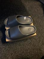 Yeezy slides, Ophalen of Verzenden, Zo goed als nieuw
