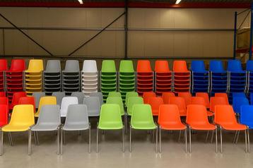 Kunststof stapelstoelen stapelbare stoelen kuipstoelen NIEUW beschikbaar voor biedingen