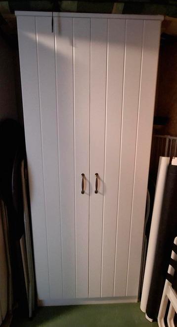 Witte kledingkast met plank- en hangruimte beschikbaar voor biedingen