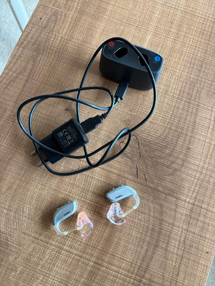 Amplifon Hoortoestellen met Oplader, Diversen, Verpleegmiddelen, Gebruikt, Ophalen of Verzenden