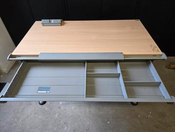 Te koop een goed onderhouden bureau van het merk MOLL RUNNER beschikbaar voor biedingen