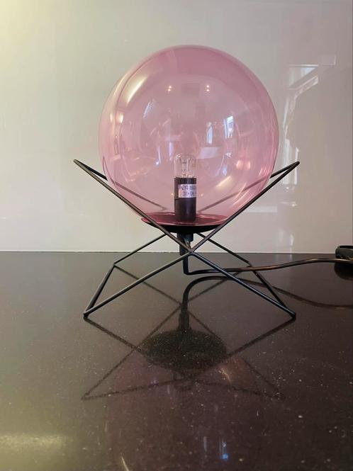 Roze GLOBE Lamp op metalen standaard, Huis en Inrichting, Lampen | Tafellampen, Zo goed als nieuw, Minder dan 50 cm, Glas, Metaal