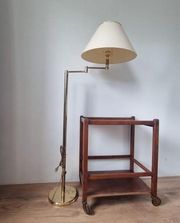 Vintage messing vloerlamp met verstelbare arm en kap beschikbaar voor biedingen