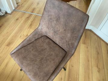 Pracht tafel met 6 stoelen beschikbaar voor biedingen