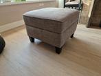 Taupe poef / hocker met houten pootjes, Huis en Inrichting, Banken | Voetenbanken en Poefen, Ophalen