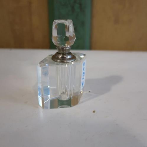 Parfum fles flesje glas met dop 7,5 cm hoog origineel, Antiek en Kunst, Antiek | Glas en Kristal, Ophalen of Verzenden