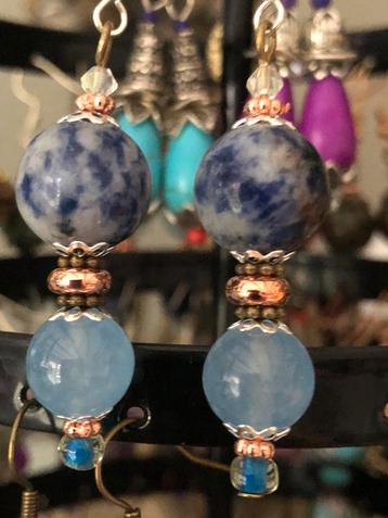 Blue denim stenen hangers beschikbaar voor biedingen