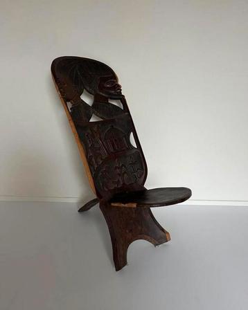 Vintage hardhouten Afrikaanse stoel met fraai snijwerk beschikbaar voor biedingen