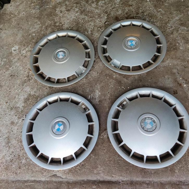 BMW E30 wieldoppen + gratis stalen velgen winterbanden set, Auto diversen, Wieldoppen, Gebruikt, Ophalen of Verzenden