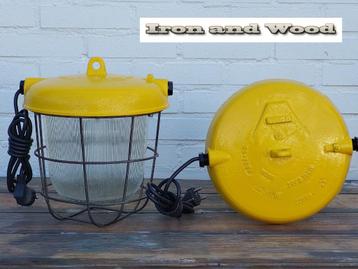 Stoere gele oude industriele bully / korflamp afm. H30 D28 beschikbaar voor biedingen