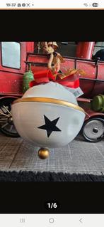 Kerstbal metaal met rode metalen strik.
16 x 22 cm
Erg mooi., Ophalen of Verzenden, Nieuw