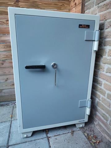 Uitstekende inbraak- en brandwerende kluis  beschikbaar voor biedingen