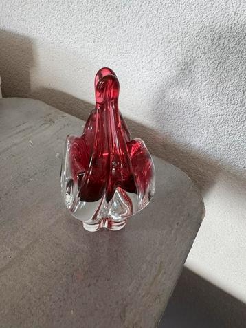 Vaasje Josef Hospodka Cranberry rood glas mandje beschikbaar voor biedingen