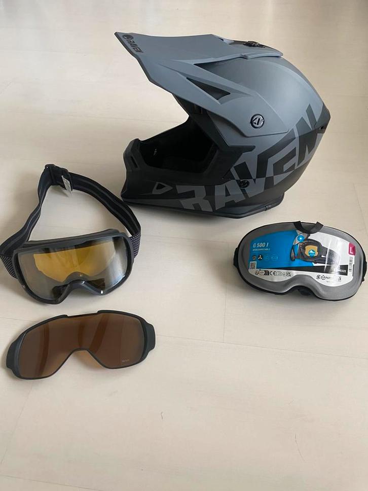 Mooie raven helm met cross bril, Fietsen en Brommers, Brommers | Crossbrommers, Zo goed als nieuw, Overige merken, Ophalen