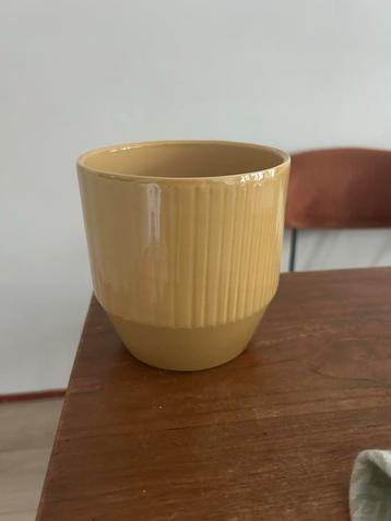 Gele Aardewerk Bloempot 12cm breed beschikbaar voor biedingen