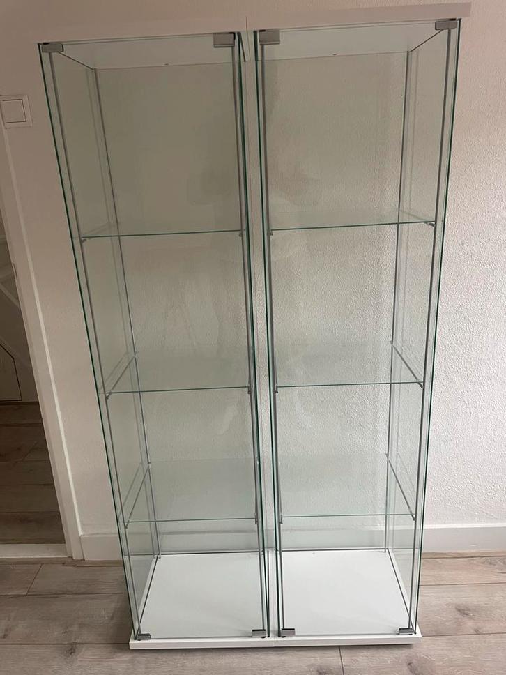Ikea vitrinekast Detolf, Huis en Inrichting, Kasten | Vitrinekasten, Zo goed als nieuw, 150 tot 200 cm, 50 tot 100 cm, 25 tot 50 cm