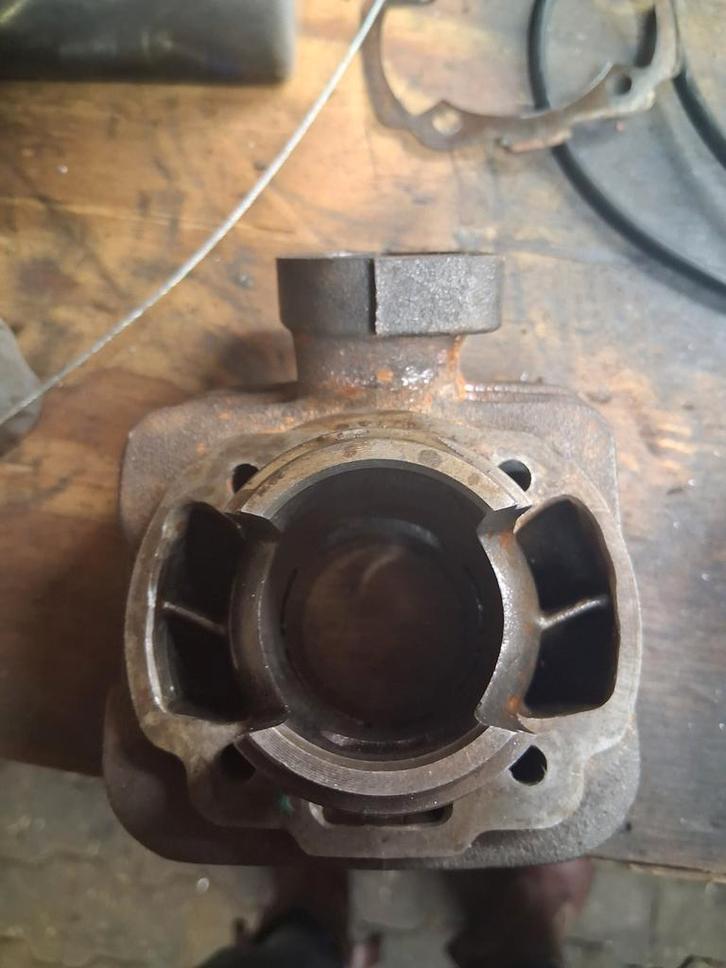 Peugeot verticaal cilinders, Fietsen en Brommers, Brommeronderdelen | Algemeen, Zo goed als nieuw, Cilinder, Ophalen of Verzenden