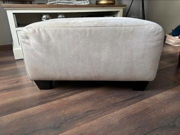 Mooie beige hocker. beschikbaar voor biedingen