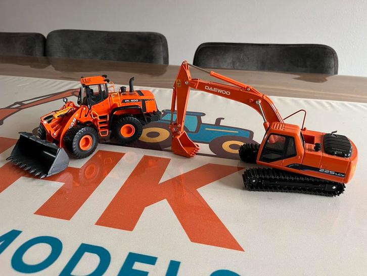 Daewoo 225 rupskraan Doosan DL 400 shovel New Clover 1/40, Hobby en Vrije tijd, Modelauto's | Overige schalen, Zo goed als nieuw