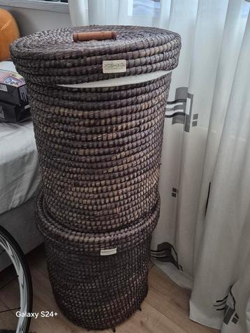 Mooie rieten wasmand met deksel beschikbaar voor biedingen