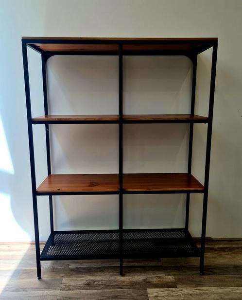 Industriële kast met zwart frame en houten
planken, Huis en Inrichting, Kasten | Stellingkasten, Zo goed als nieuw, Ophalen