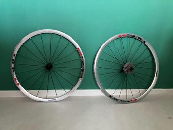 Shimano wielenset R500 met 7 speed cassette beschikbaar voor biedingen