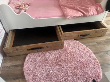 Opberg laden onder bed beschikbaar voor biedingen