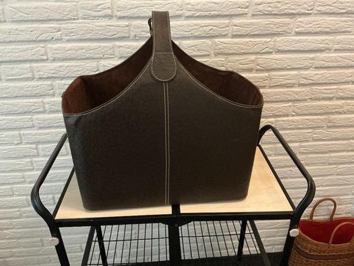 leren lektuur/opbergmand, Huis en Inrichting, Woonaccessoires | Schalen en Manden, Zo goed als nieuw, Mand, Rechthoekig, Overige materialen