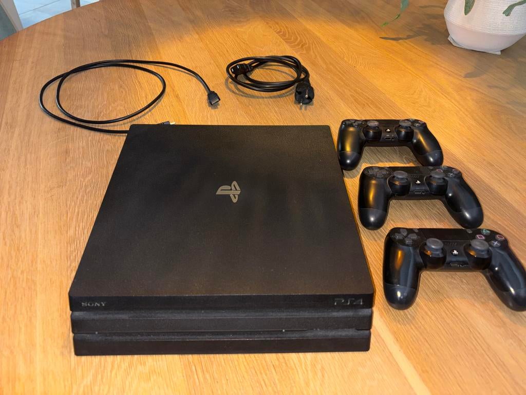 PS4 Pro met 3 controllers, disc drive stuk, Spelcomputers en Games, Spelcomputers | Sony PlayStation 4, Gebruikt, Pro, 1 TB, Met 3 controllers of meer