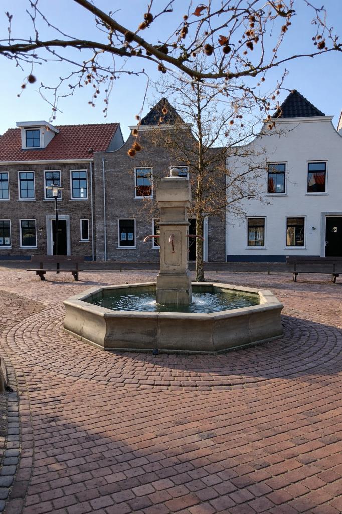 Mega dorpsfontein, Ophalen, Nieuw, Beton, Fontein