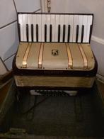 Te koop een Hohner Starlet 40 accordeon  rood bakeliet, Muziek en Instrumenten, Accordeons, Gebruikt, Met koffer, Ophalen of Verzenden