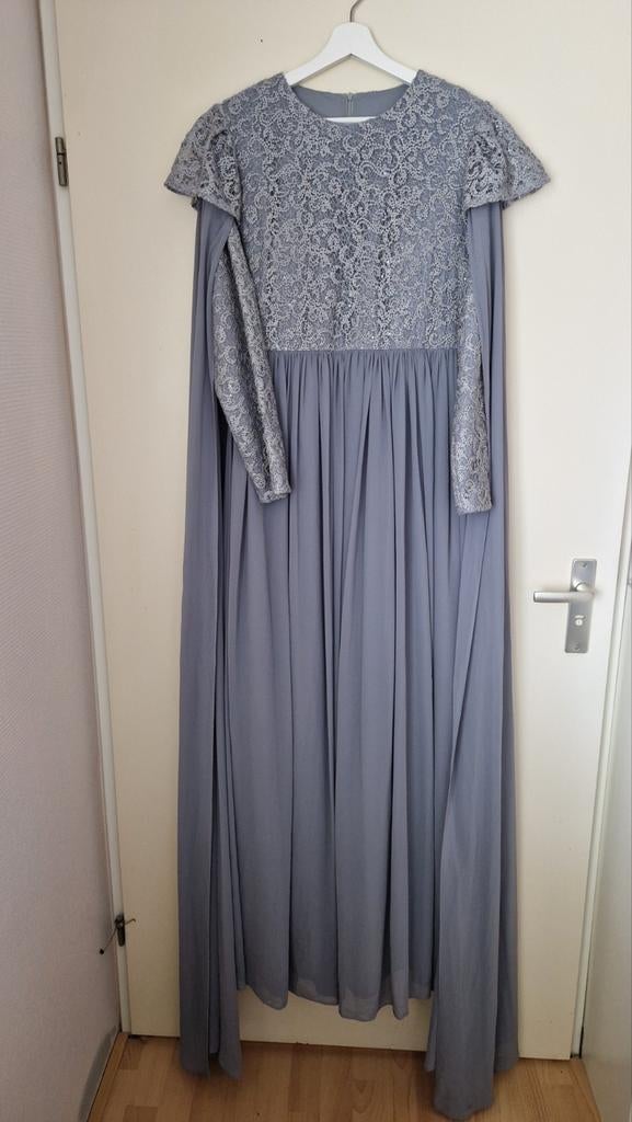 Elegante grijze avond jurk abiye mt 44, Kleding | Dames, Jurken, Maat 42/44 (L), Ophalen of Verzenden, Grijs, Onder de knie