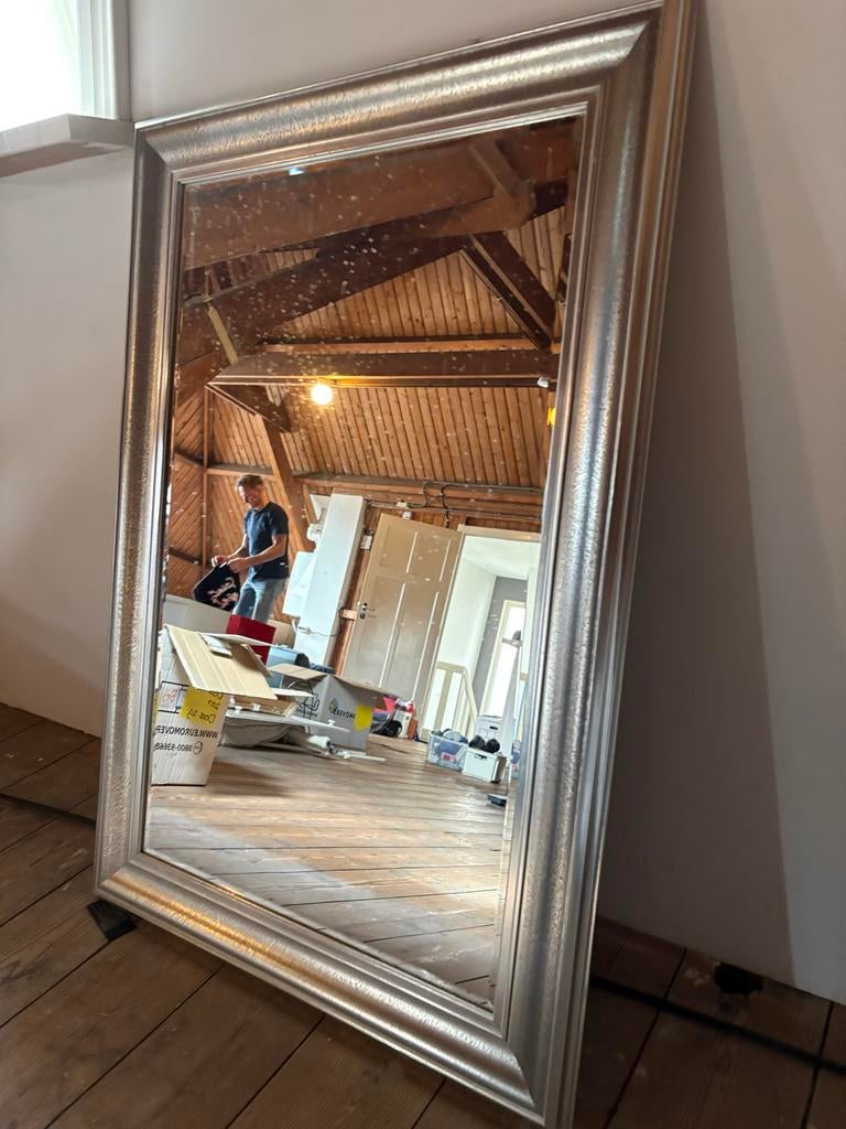 Grote spiegel met zilverkleurige lijst, Antiek en Kunst, Antiek | Spiegels, Ophalen, Rechthoekig, 50 tot 100 cm, 150 tot 200 cm
