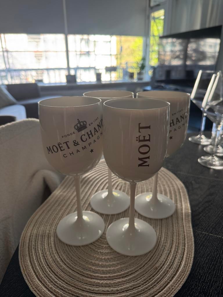 Set van 4 Moët & Chandon champagneglazen, Ophalen of Verzenden, Zo goed als nieuw, Wit, Kunststof