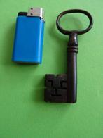 ANTIEKE KLUIS SLEUTEL SLEUTELS SLOT SLOTEN GELDKIST KIST, Ophalen of Verzenden