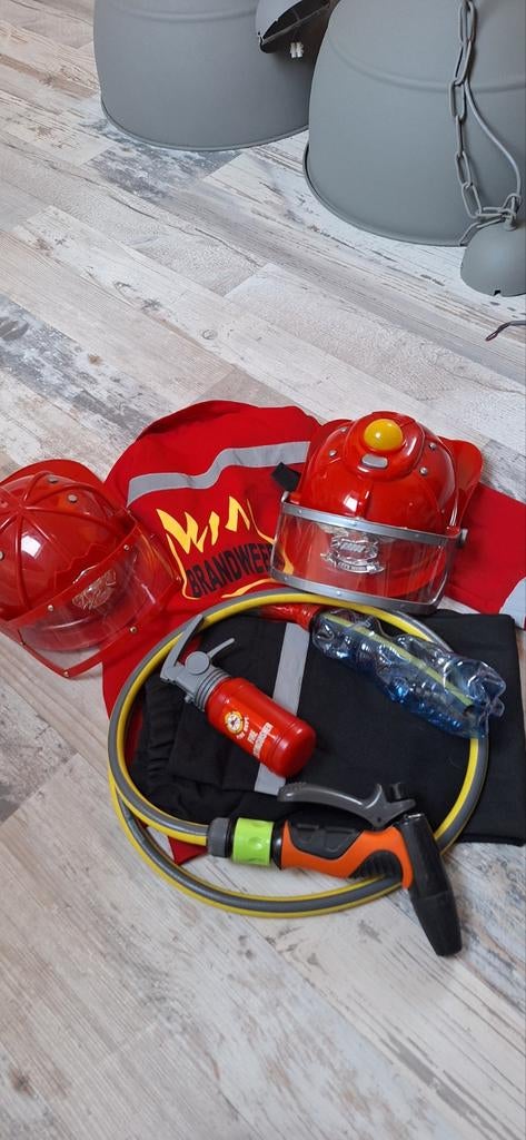 Brandweer verkleedset met twee helmen, Ophalen
