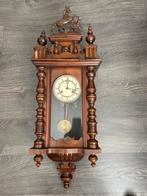 Antieke houten wandklok met paardjes, nog werkend, Ophalen