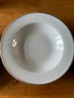 18-delig servies met gouden rand, Ophalen, Zo goed als nieuw, Effen, Bord(en)