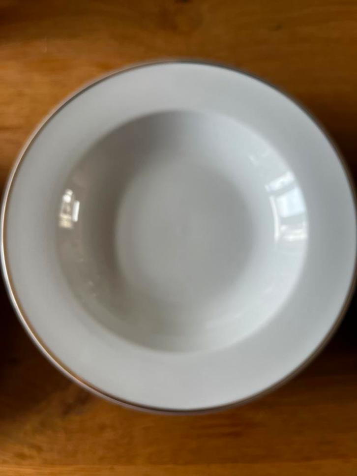 18-delig servies met gouden rand, Huis en Inrichting, Keuken | Servies, Zo goed als nieuw, Bord(en), Effen, Ophalen
