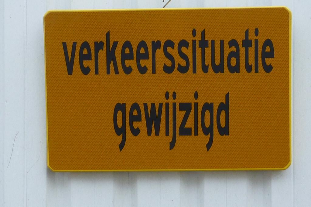 Verkeersborden, tekst: "verkeerssituatie gewijzigd" + div., Ophalen of Verzenden, Zo goed als nieuw